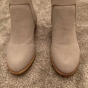 Stylish Gray Ankle Boots 7 1/2 woman’s